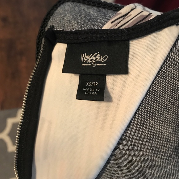 Pocket dress with geometric features - Picture 7 of 7