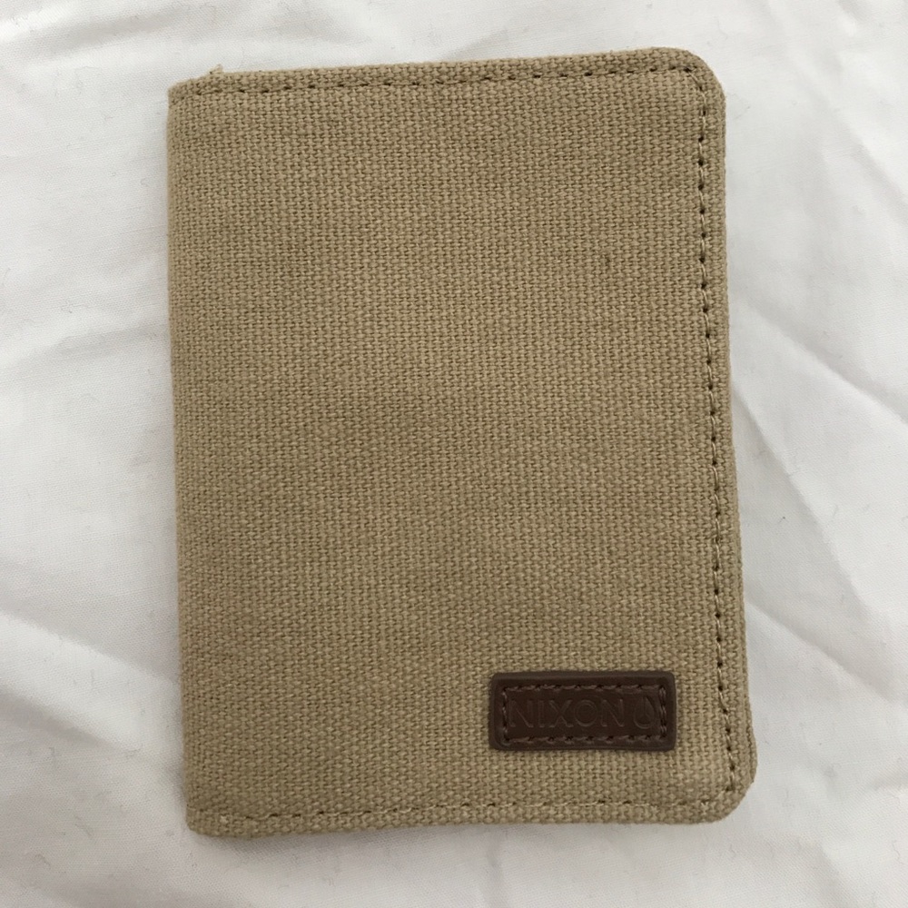 NWOT- Beige Nixon Wallet