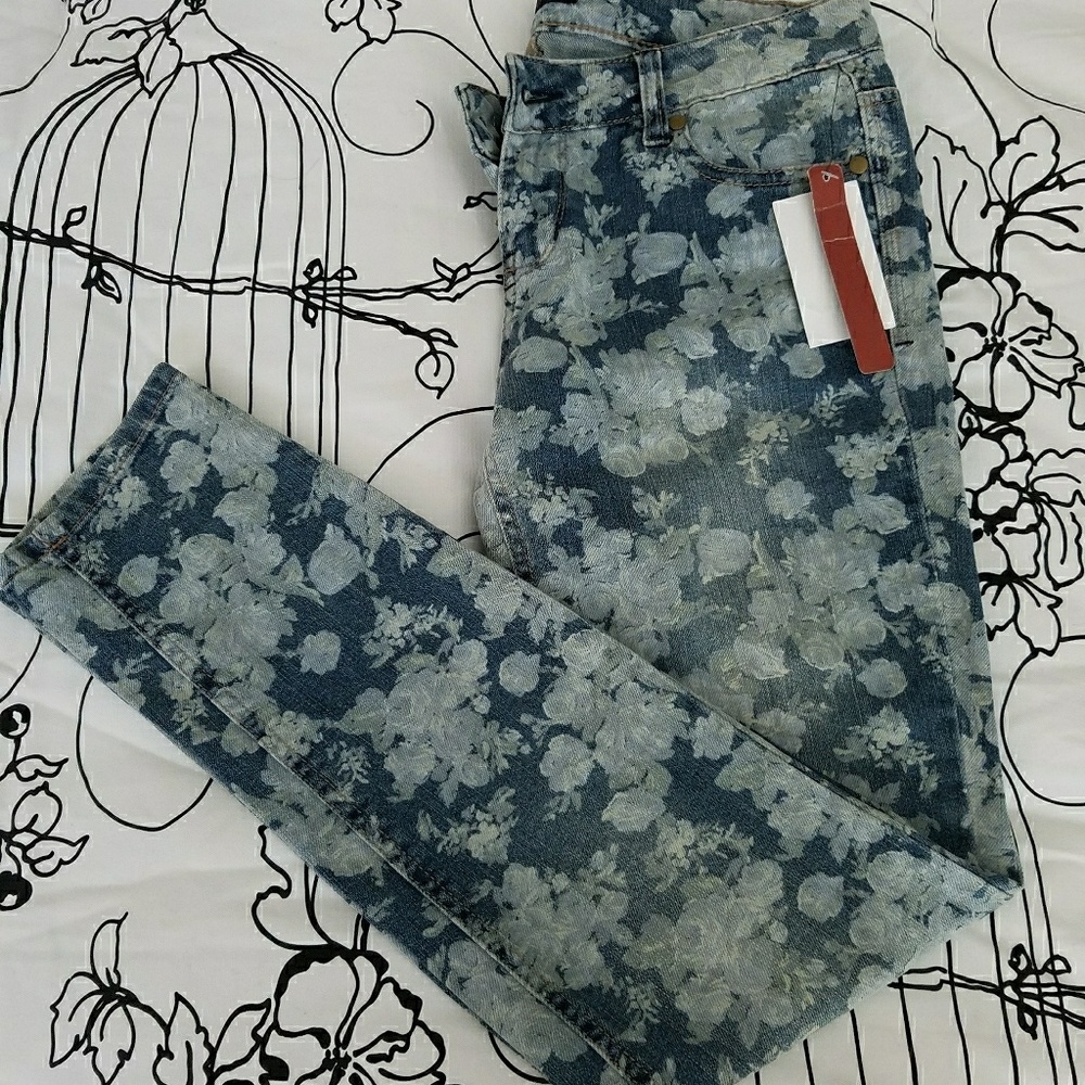 New with tag Women s blue wash jean.