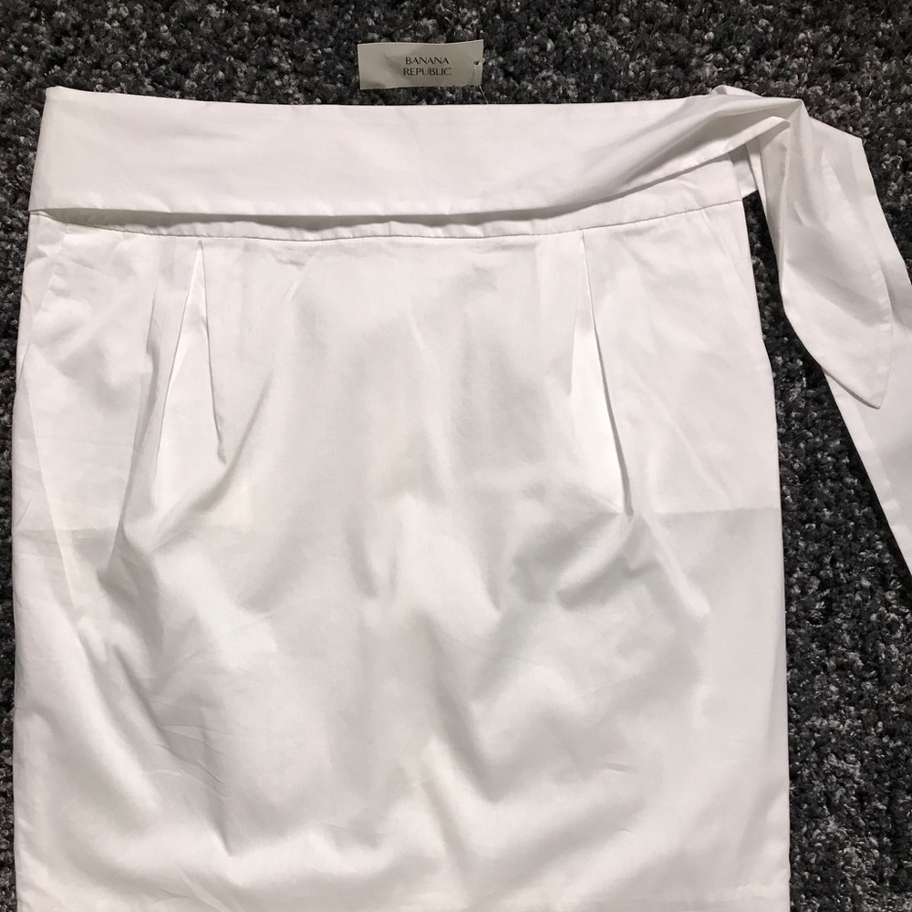 Banana Republic Size 8 White Skirt.