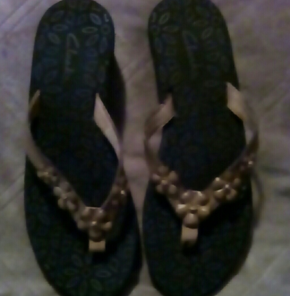 Clarks flip​ flops