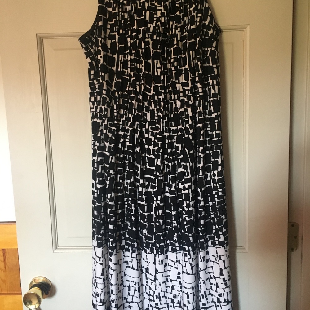 Dressbarn black and white pleated dress