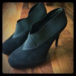 Stuart Weitzman black suede pumps / booties SZ 9