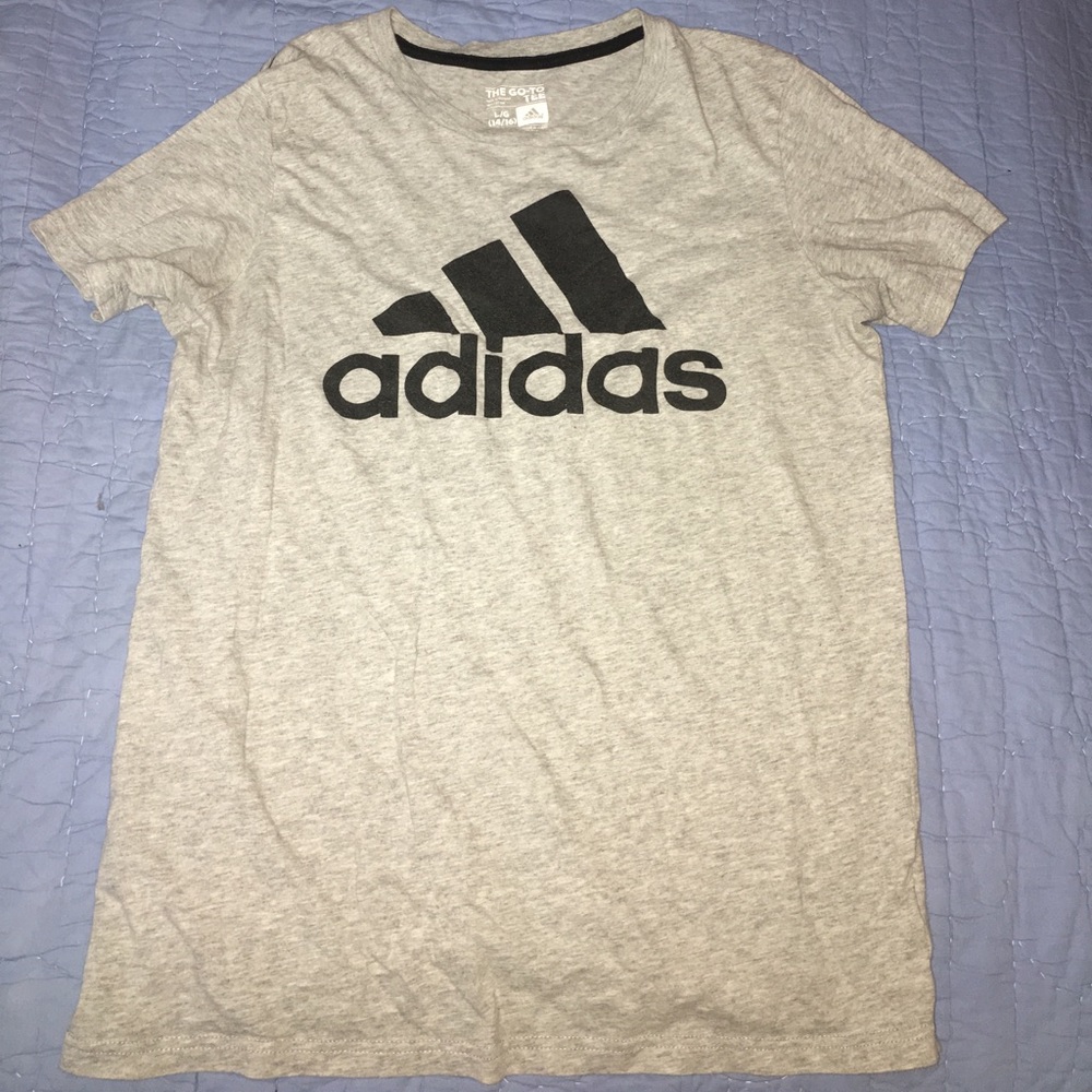 Adidas tshirt ‼️‼️ fits a S-L‼️