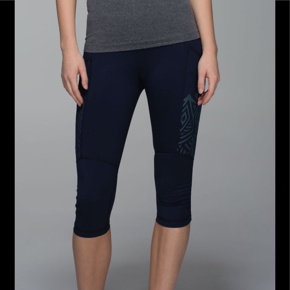 Lululemon Stash It All crop, size 6, in inkwell.