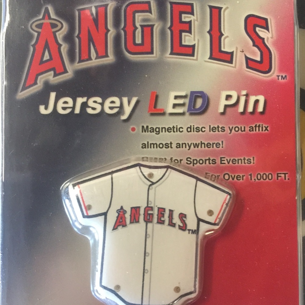 ANGEL FANS GET YOUR LED FLASHING MAGNETIC PIN!
