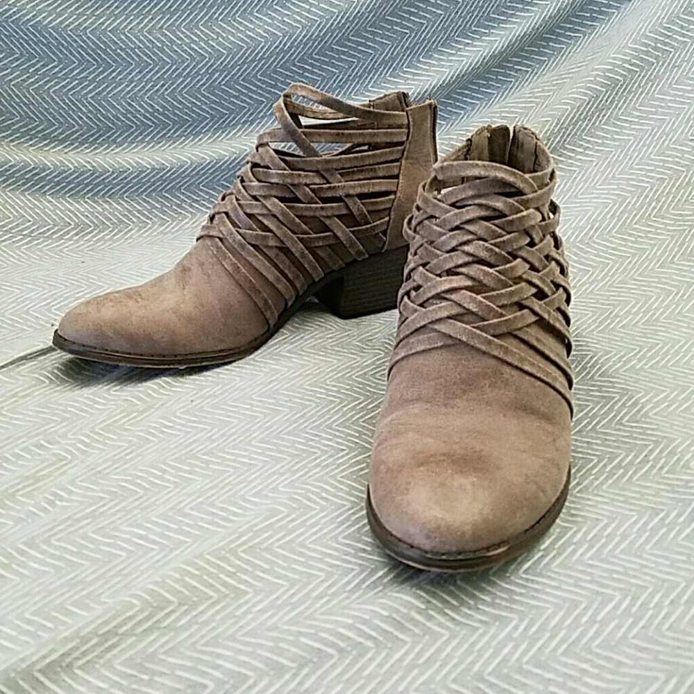 Fergalicious women's bandana bootie, size 8.5