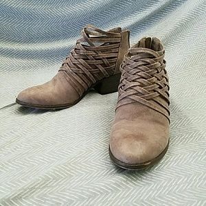 Fergalicious women's bandana bootie, size 8.5