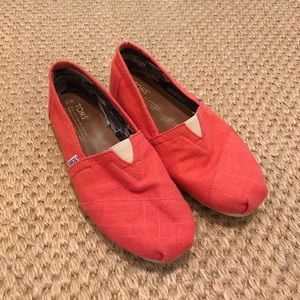 Coral linen TOMS size 8.5. Barely worn!