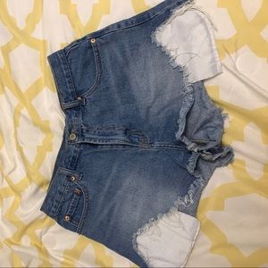 💥Distressed jean shorts!
