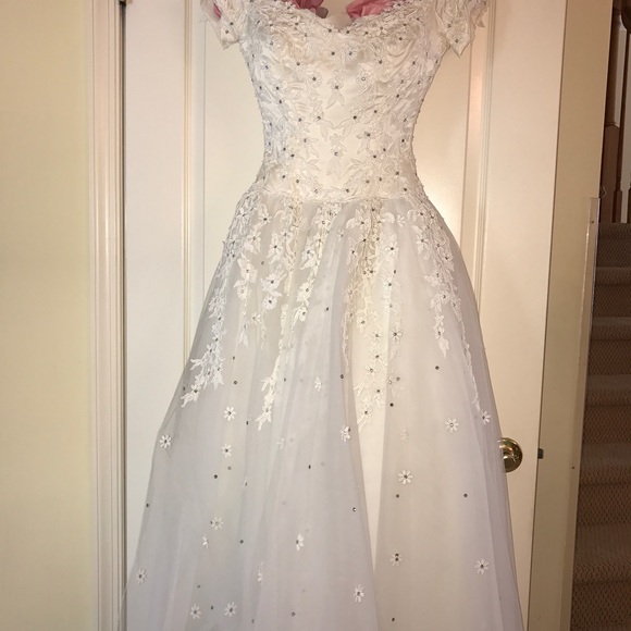 Wedding gown - Picture 1 of 8