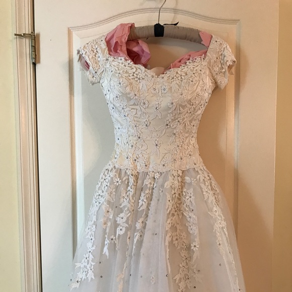 Wedding gown - Picture 2 of 8