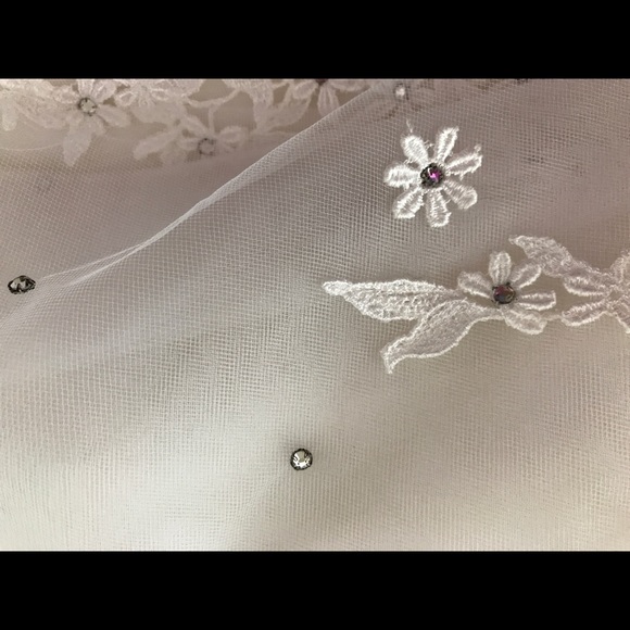 Wedding gown - Picture 8 of 8