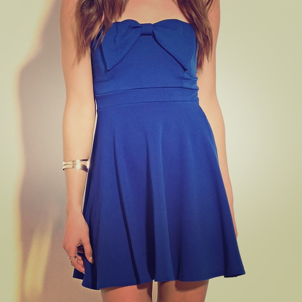 MOVING SALE!✨🙌🏼 Strapless Bow dress