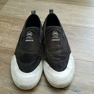 Men's Adidas slip on toe shell black n wht