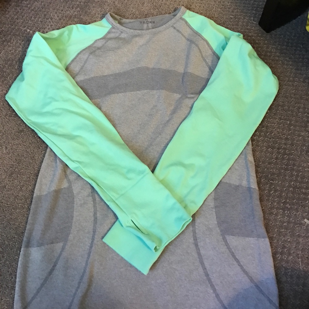 Longsleve workout top with thumb holes
