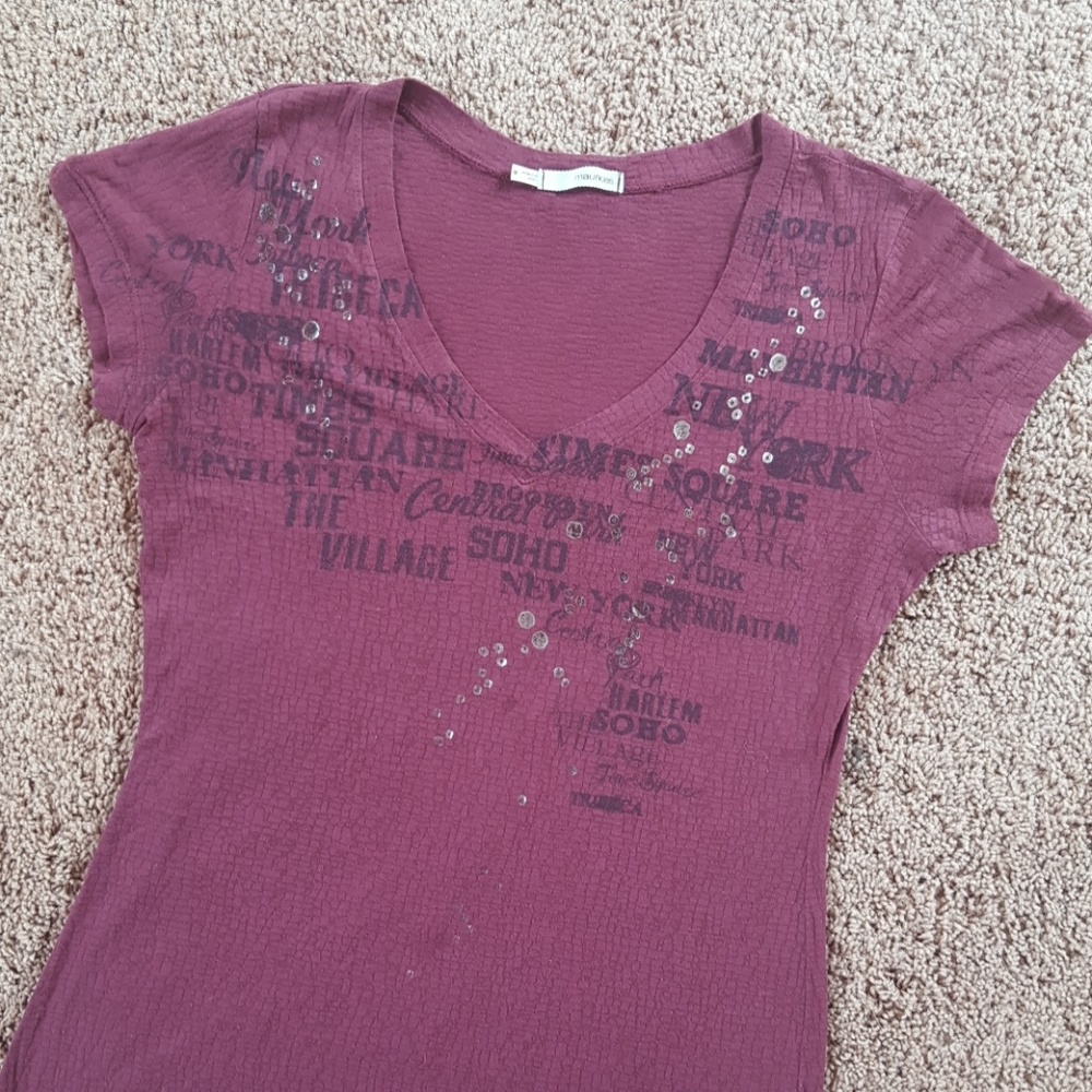 Burgundy sparkled v-neck.