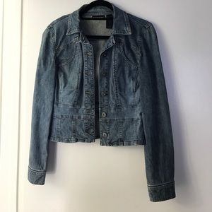 Fitted denim jacket.