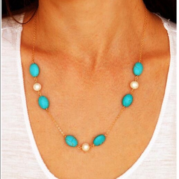 🎉3/$10🎉Blue and White Retro Necklace with Gold Chain - Picture 4 of 5