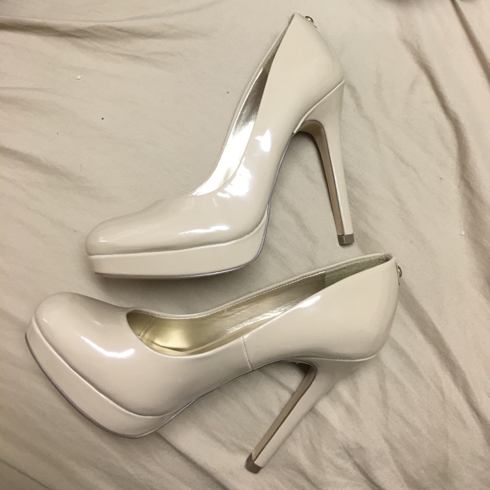 GUESS Nude Pumps