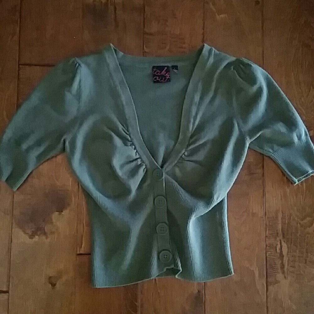 Pea green short sleeved sweater.