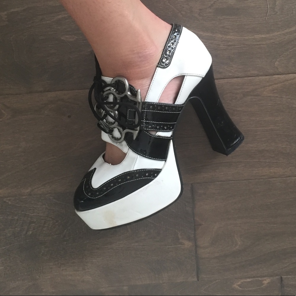 Size 6 ⚪️White and Black platform Heels ⚫️