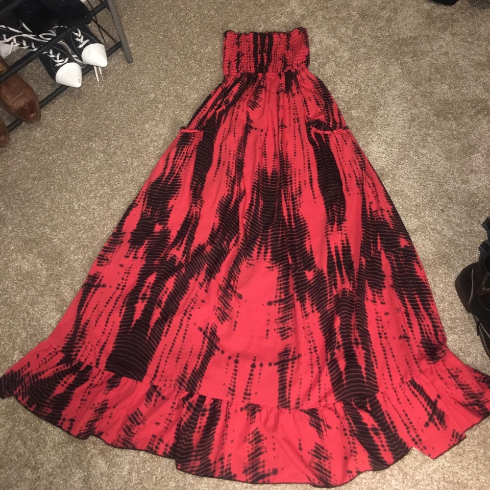 Black/red strapless dress