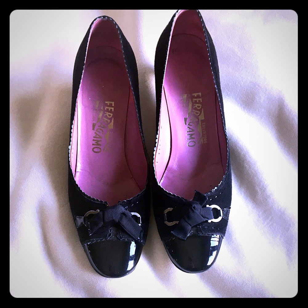 Authentic Ferragamo black bow pump