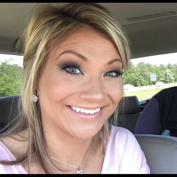 Meet your Posher, Ariel - Picture 1 of 1