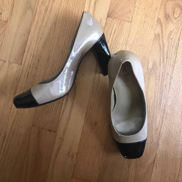 Tan and black heels - Picture 2 of 3