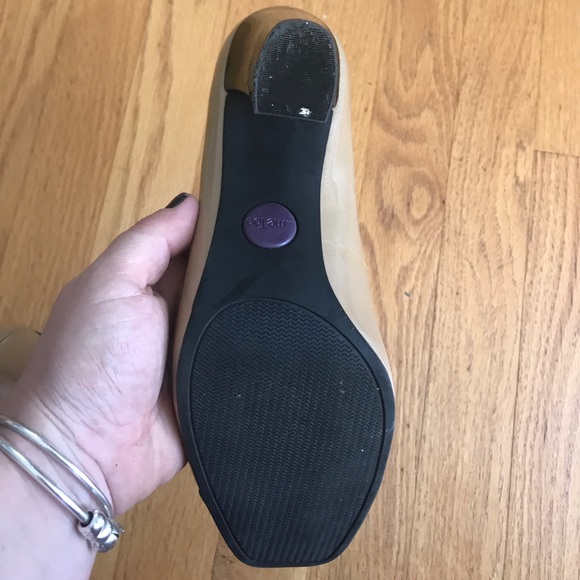 Tan and black heels - Picture 3 of 3