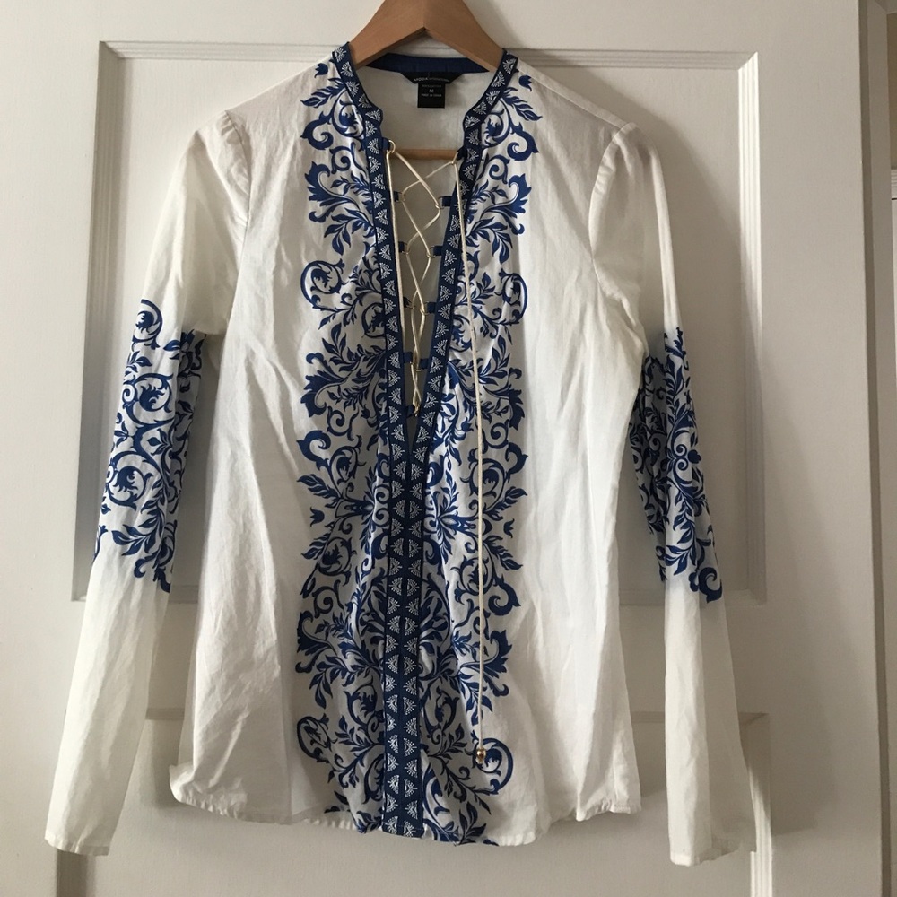 Moda International lace up front long sleeve top M