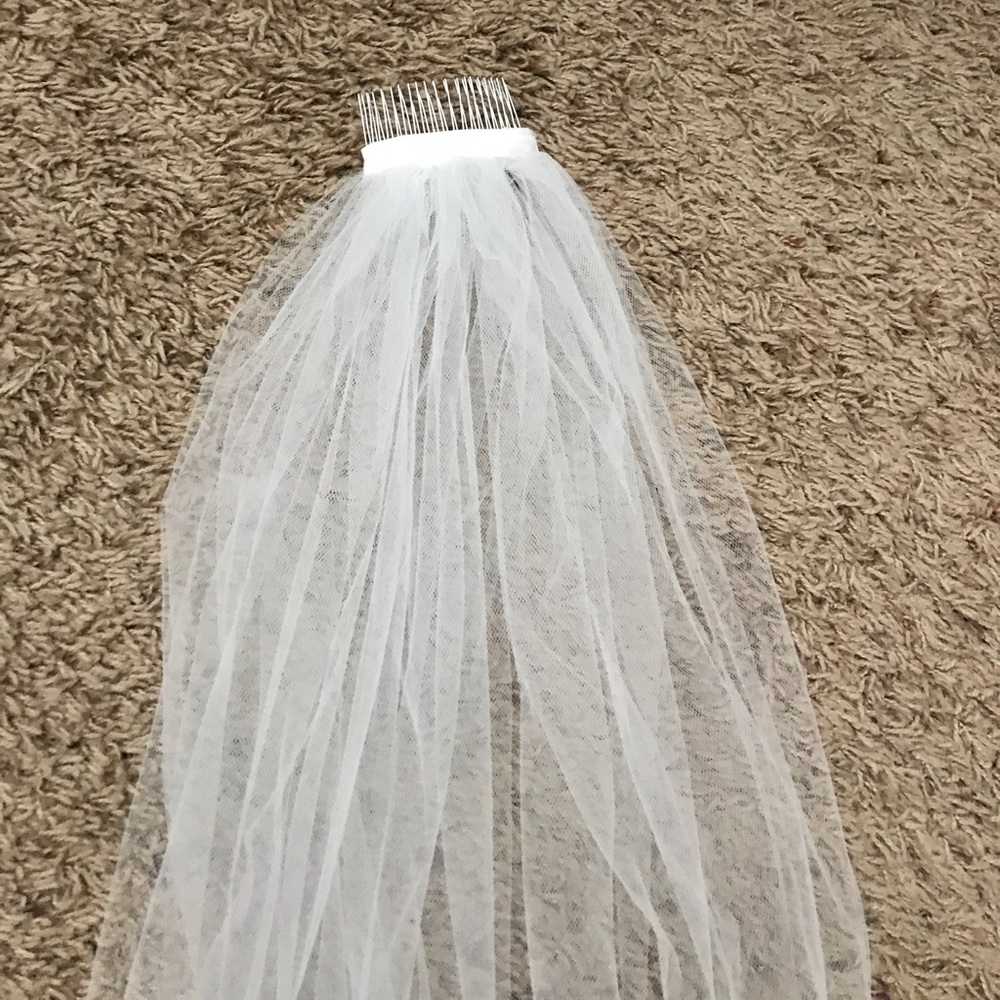 Fingertip length white Wedding veil