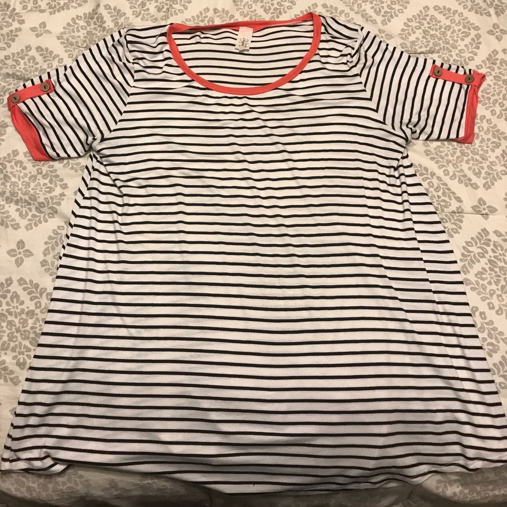 BEAUTIFUL women’s striped shirt with sleeve detail