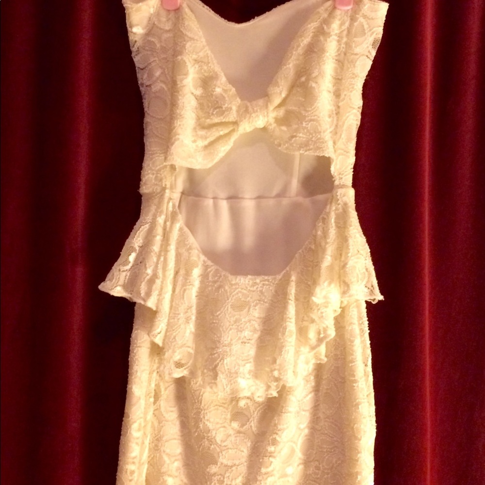 Beautiful white lace peplum dress - Picture 4 of 5