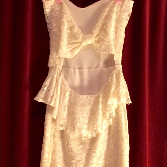 Beautiful white lace peplum dress - Picture 4 of 5