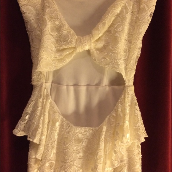 Beautiful white lace peplum dress - Picture 5 of 5