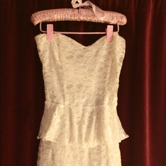 Beautiful white lace peplum dress - Picture 2 of 5