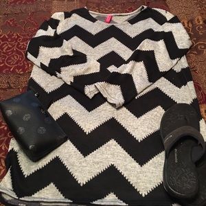 Columbia black flip flops