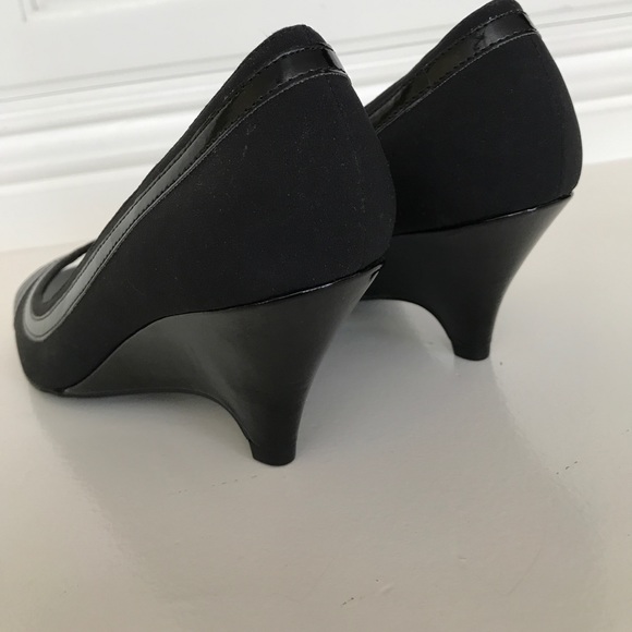 Ellen Tracy Rigly Open Toe Shoe - Picture 3 of 8