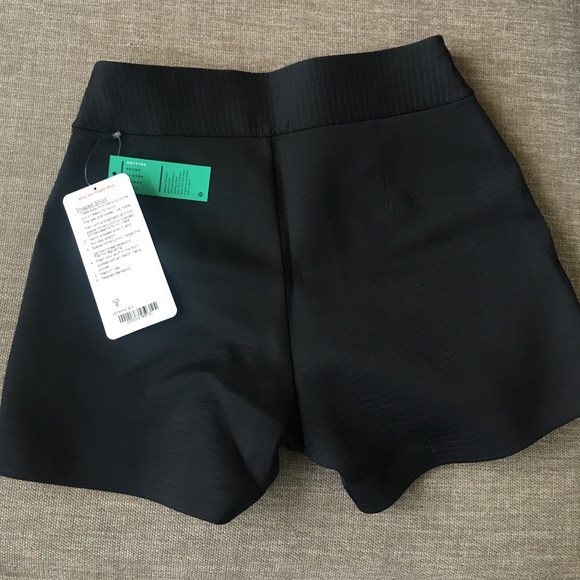 lululemon athletica Pants - Lululemon Shaped Short (Size 6)