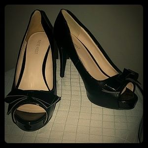 Nine West Black patent leather open toe pumps
