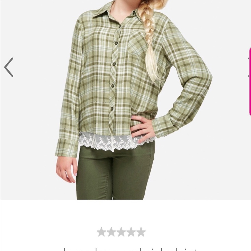 Lace hem shirt in the color green