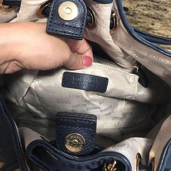 Michael Kors medium size handbag - Picture 3 of 6