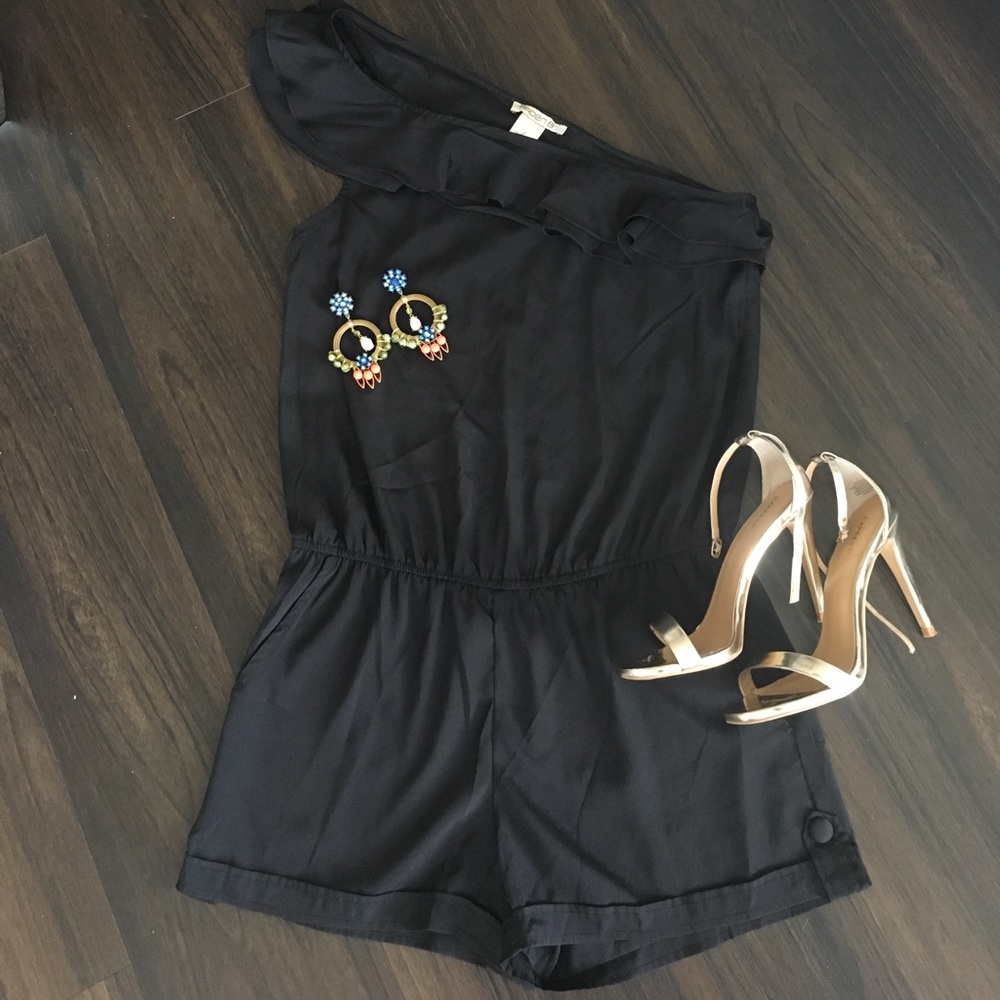 One Shoulder Ruffle Romper - Picture 2 of 5