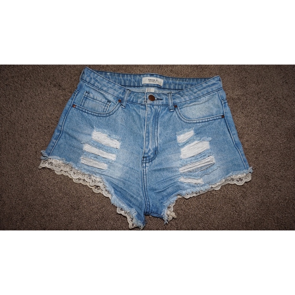 High waisted ripped laced jean shorts 🌸