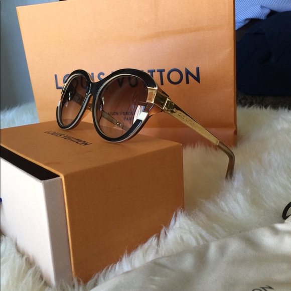 Louis Vuitton Handbags - Louis Vuitton sunglasses GREAT GIFT 🎁