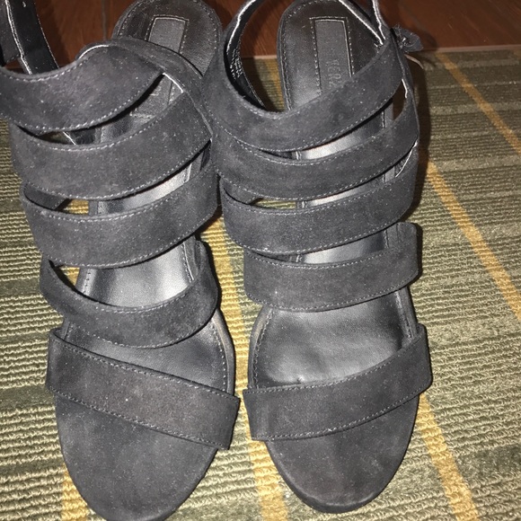 Black heels - Picture 2 of 2