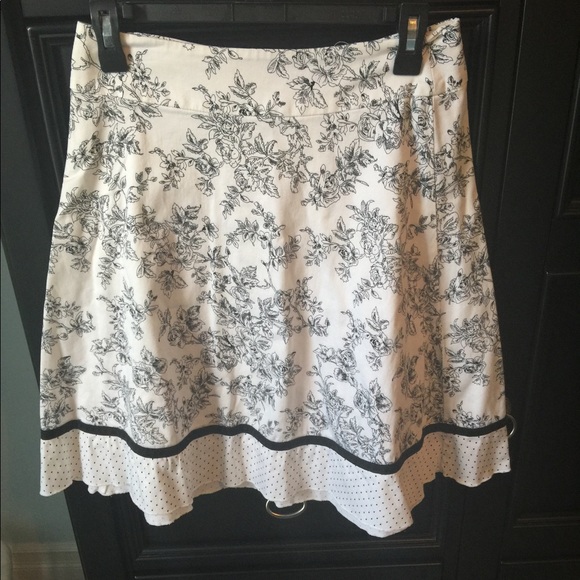 Beautiful floral printed white and black skirt - Picture 1 of 3
