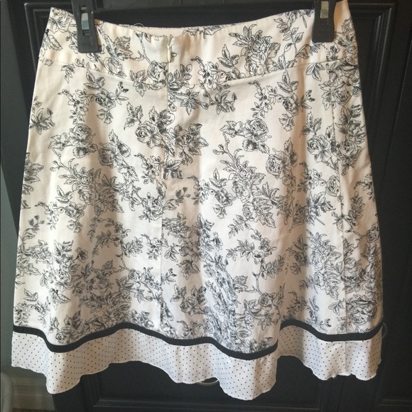 Beautiful floral printed white and black skirt - Picture 2 of 3